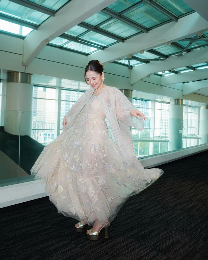 Penampilan Syifa Hadju dalam balutan outfit Sapto Djojokartiko.