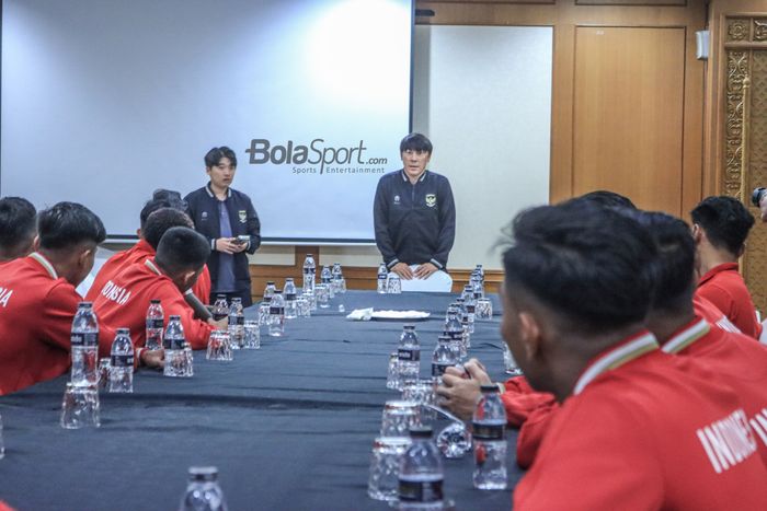 Pelatih timnas U-20 Indonesia, Shin Tae-yong (kanan) dan penerjemahnya bernama Jeong Seok-seo (kiri) sedang memberikan pesan kepada para pemain sedang memberikan pesan kepada para pemain di Hotel Sultan, Senayan, Jakarta, Jumat (24/2/2023).