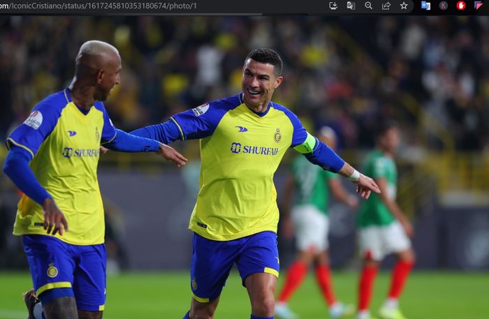 Anderson Talisca merayakan gol bersama Cristiano Ronaldo untuk Al Nassr.