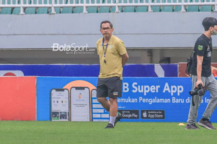 Pelatih Persebaya Surabaya, Aji Santoso, sedang memantau timnya berlatih di Stadion Pakansari, Bogor, Jawa Barat, Senin (27/2/2023).