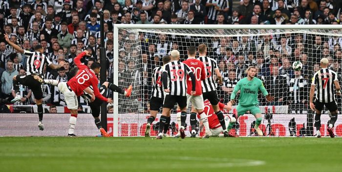 Gelandang Manchester United, Casemiro, mencetak gol sundulan ke gawang Newcastle United dalam laga final Piala Liga Inggris di Stadion Wembley, Minggu (26/2/2023).