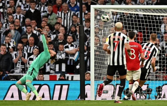Kiper Newcastle United, Loris Karius, dibobol Manchester United dalam laga final Piala Liga Inggris di Stadion Wembley, Minggu (26/2/2023).