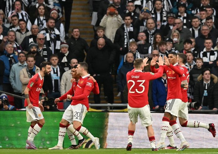 Para pemain Manchester United merayakan gol Casemiro ke gawang Newcastle United dalam laga final Piala Liga Inggris di Stadion Wembley, Minggu (26/2/2023).