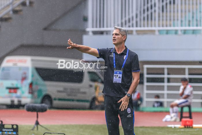 Pelatih RANS Nusantara FC, Rodrigo Marques De Santana atau Rodrigo Santana, sedang memberikan intruksi kepada para pemainnya dalam laga pekan ke-27 Liga 1 2022 di Stadion Pakansari, Bogor, Jawa Barat, Selasa (28/2/2023).