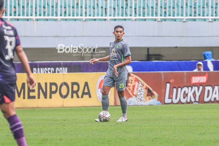 Bek Persebaya Surabaya, Rizky Ridho, sedang menguasai bola saat bertanding dalam laga pekan ke-27 Liga 1 2022 di Stadion Pakansari, Bogor, Jawa Barat, Selasa (28/2/2023).