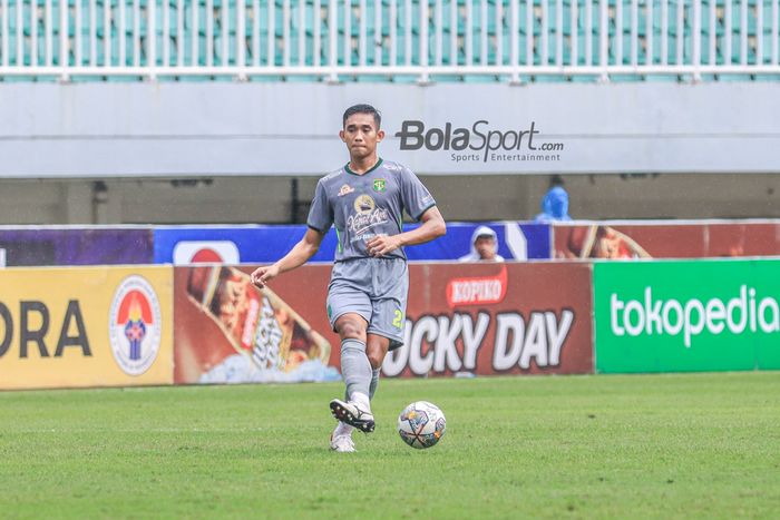 Bek Persebaya Surabaya, Rizky Ridho, sedang menendang bola saat bertanding dalam laga pekan ke-27 Liga 1 2022 di Stadion Pakansari, Bogor, Jawa Barat, Selasa (28/2/2023).
