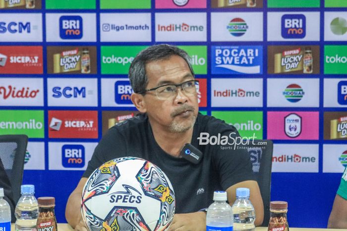 Pelatih Persebaya Surabaya, Aji Santoso,  saat menghadiri sesi jumpa pers setelah laga pekan ke-27 Liga 1 2022 di Stadion Pakansari, Bogor, Jawa Barat, Selasa (28/2/2023).