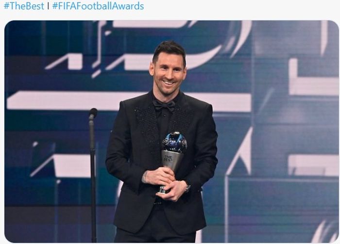 Megabintang Paris Saint-Germain, Lionel Messi, saat menerima penghargaan Best FIFA Men's Player 2022.