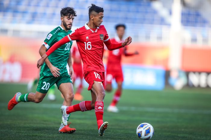Pemain timnas U-20 Indonesia, Dony Tri Pamungkas mendapat pengawalan pemain Irak dalam laga perdana Piala Asia U-20 2023.