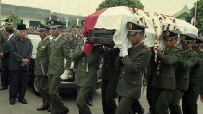 Jenazah Ibu negara Ny Tien Soeharto, diangkut dengan pesawat Hercules C-130 VIP dari Bandara Halim Perdanakusuma pukul 14:00 menuju Solo, dilepas dengan upacara kenegaraan dipimpin Wapres Try Sutrisno.
