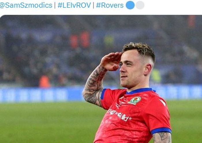 Gelandang Blackburn Rovers, Sam Szmodics, merayakan gol ke gawang Leicester City dalam laga ronde kelima Piala FA di Stadion King Power, Selasa (28/2/2023).