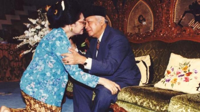 Presiden Soeharto menerima sungkem dari Ibu Tien Soeharto pada hari Idul Fitri 1 Syawal 1415 Hijriah, 3 Maret 1995.