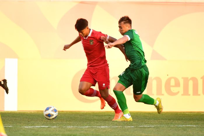 Pemain timnas U-20 Indonesia, Hokky Caraka dibuntuti pemain Irak dalam laga perdana Piala Asia U-20 2023.