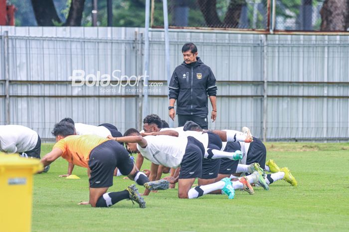 Pelatih timnas U-22 Indonesia, Indra Sjafri (tengah), sedang memantau para pemainnya berlatih di Lapangan B, Senayan, Jakarta, Kamis (2/3/2023).