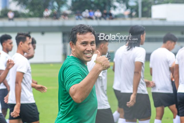 Asisten pelatih timnas U-22 Indonesia, Bima Sakti, memberikan ancungan jempol kepada awak media di Lapangan B, Senayan, Jakarta, Kamis (2/3/2023).