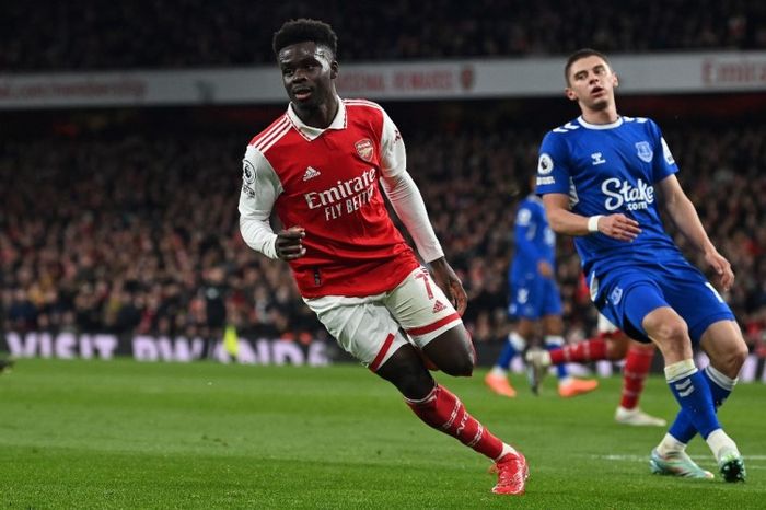 Pemain Arsenal, Bukayo Saka, merayakan golnya ke gawang Everton dalam laga tunda pekan ke-7 Liga Inggris 2022-2023.