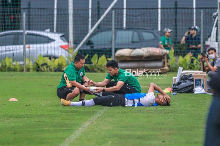 Pemain timnas U-22 Indonesia, Muhammad Fadhil Adhitya Aksah, sempat mendapatkan perawatan tim medis saat berlatih di Lapangan B, Senayan, Jakarta, Kamis (2/3/2023).