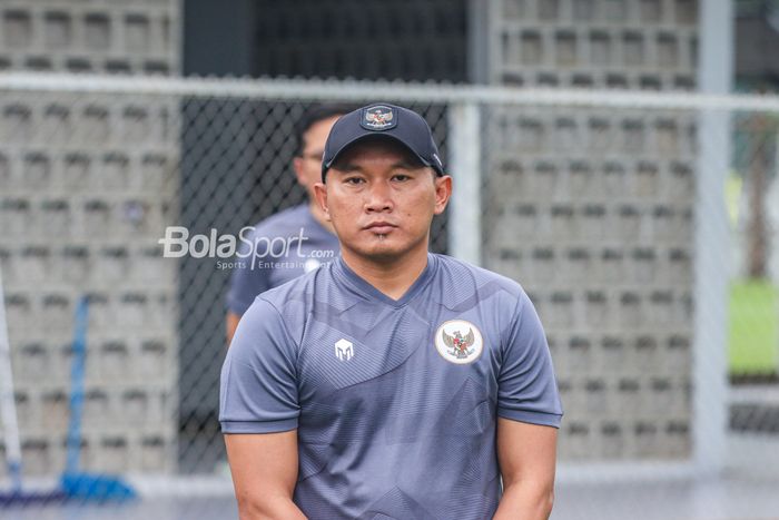 Pelatih timnas putri Indonesia atau timnas wanita Indonesia, Rudy Eka Priyambada, saat ditemui  di Lapangan B, Senayan, Jakarta, Sabtu (4/3/2023).
