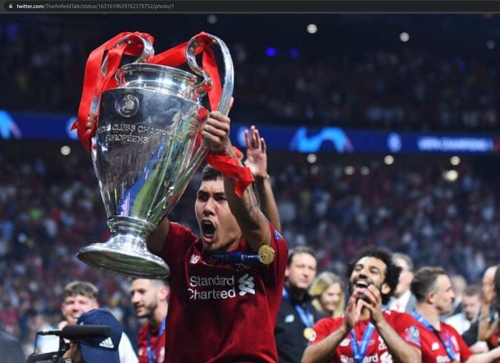 Roberto Firmino merayakan kemenangan Liverpool saat menjuarai Liga Champions 2018-2019.