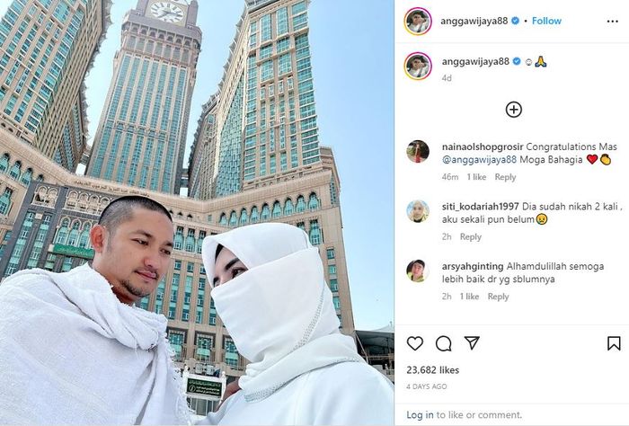 Angga Wijaya umroh bersama seorang wanita 
