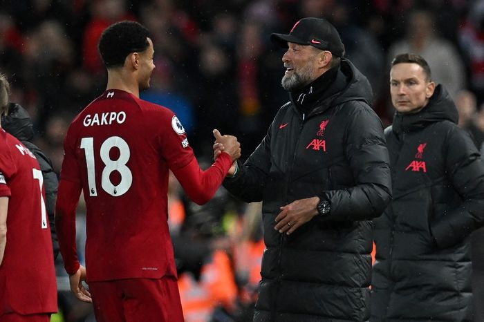 Striker Liverpool, Cody Gakpo, bersalaman dengan Juergen Klopp seusai laga Liga Inggris kontra Manchester United di Stadion Anfield, Minggu (5/3/2023).
