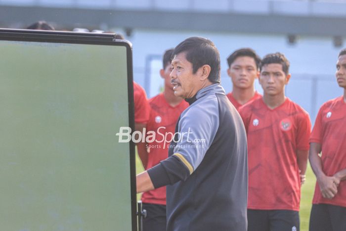 Pelatih timnas U-22 Indonesia, Indra Sjafri, sedang memberikan intruksi kepada para pemainnya saat berlatih di Lapangan B, Senayan, Jakarta, Selasa (7/3/2023),