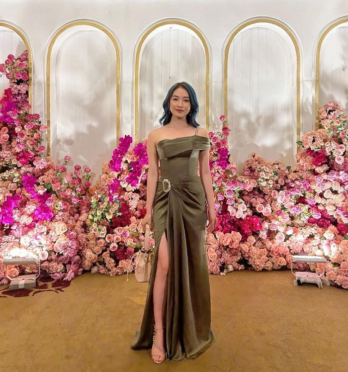 Penampilan Natasha Wilona saat hadir di pesta pernikahan.