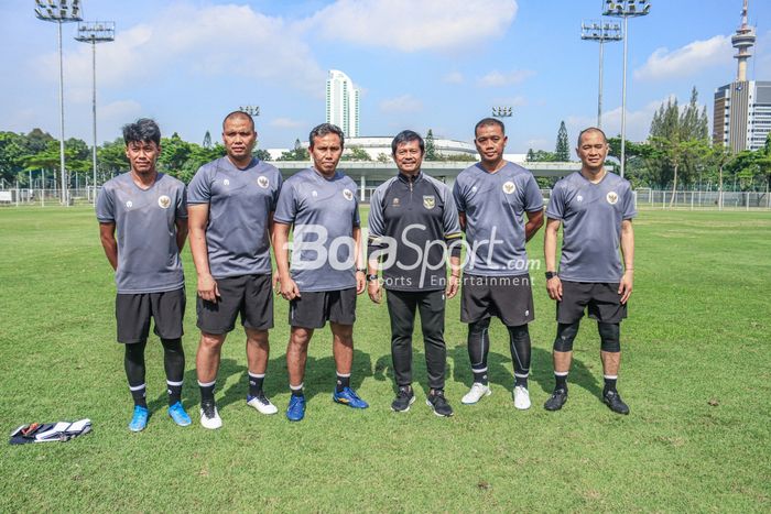 (Dari kiri ke kanan) tim kepelatihan timnas U-22 Indonesia diantaranya Alex Alda, Sahari Gultom, Bima Sakti, Indra Sjafri, Eko Purjianto, dan Kurniawan Dwi Yulianto sedang berfoto bersama di Lapangan B, Senayan, Jakarta, Selasa (7/3/2023),