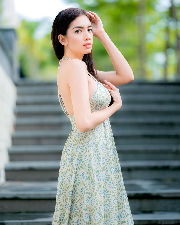 Angel Karamoy dalam balutan busana sleeveless