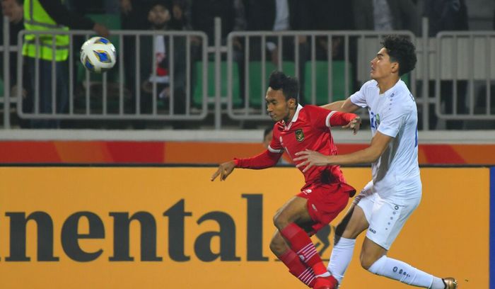 Bek Persib Bandung, Robi Darwis, berduel dengan pemain Uzbekistan saat membela timnas U-20 Indonesia di Piala Asia U-20 2023. 