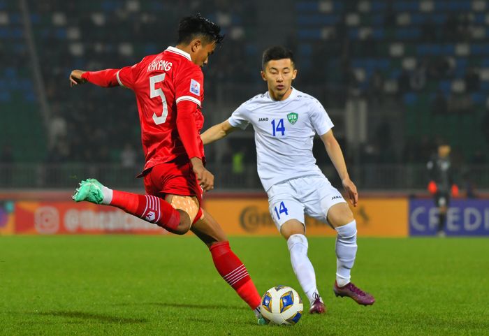 Aksi bek Persib Bandung, Kakang Rudianto, ketika membela timnsa U-20 Indonesia melawan Uzbekistan pada laga terakhir Grup A Piala Asia U-20 2023.