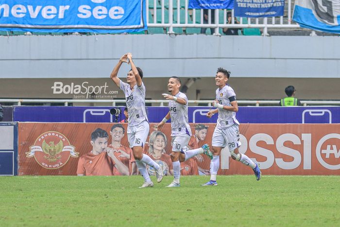Dua pemain Persik Kediri, Renan Silva (tengah) dan Vava Mario Yagalo (kanan), sedang ikut selebrasi Hamra Hehanussa (kiri) dalam laga pekan ke-29 Liga 1 2022 di Stadion Pakansari, Bogor, Jawa Barat, Rabu (8/3/2023).