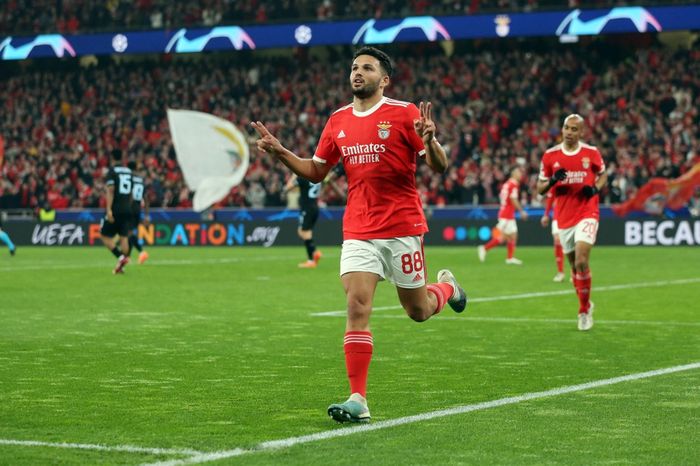 Striker Benfica, Goncalo Ramos, merayakan gol ke gawang Club Brugge dalam laga leg kedua babak 16 besar Liga Champions di Stadion da Luz, Selasa (7/3/2023).