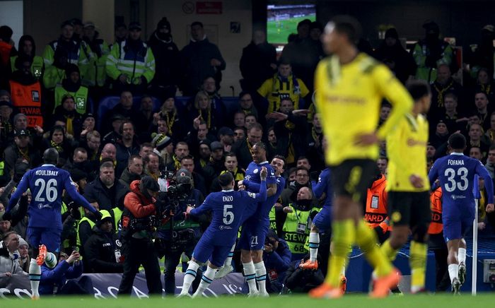 Para pemain Chelsea merayakan gol Raheem Sterling ke gawang Borussia Dortmund dalam laga leg kedua babak 16 besar Liga Champions di Stadion Stamford Bridge, Selasa (7/3/2023).