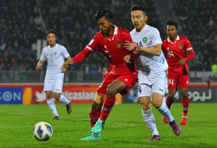 Kakang Rudianto, saat berduel dengan pemain Uzbekistan di laga pamungkas grup A Piala Asia U-20 2023.