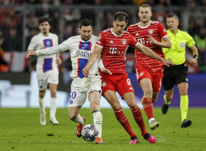 Bintang Paris Saint-Germain, Lionel Messi, berduel dengan gelandang Bayern Muenchen, Leon Goretzka, pada partai leg kedua babak 16 besar Liga Champions 2022-2023 di Allianz Arena, Rabu (8/3/2023).