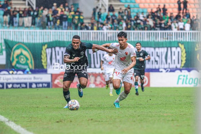 Striker asing Persikabo 1973, Pedro Henrique Cortes Oliveira Gois (kiri), sedang menguasai bola dan dibayangi pemain PSM Makassar bernama Agung Mannan (kanan) dalam laga pekan ke-29 Liga 1 2022 di Stadion Pakansari, Bogor, Jawa Barat, Kamis (9/3/2023).