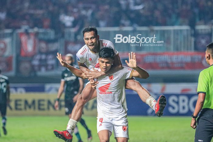 Pemain PSM Makassar, Safrudin Tahar (belakang), sedang digendong dalam selebrasi rekannya bernama Muhammad Ramadhan Sananta (depan) yang mampu mencetak gol dalam laga pekan ke-29 Liga 1 2022 di Stadion Pakansari, Bogor, Jawa Barat, Kamis (9/3/2023).