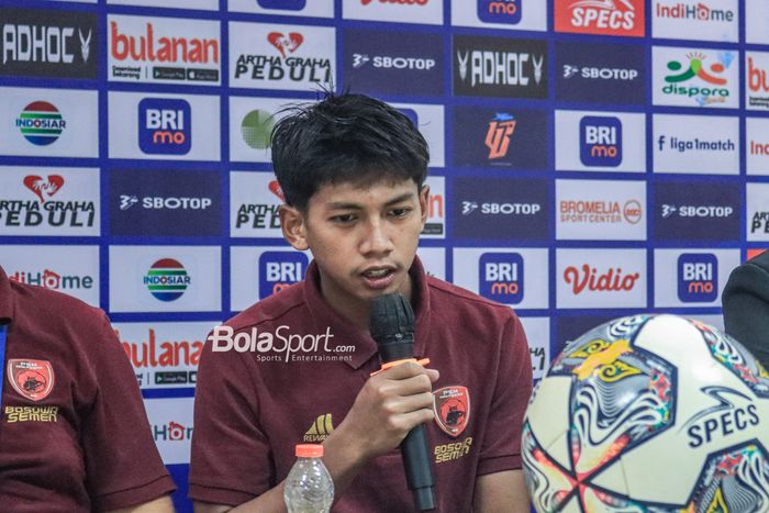 Pemain PSM Makassar, Ananda Raehan Alief, sedang memberikan keterangan kepada awak media dalam sesi jumpa pers setelah laga pekan ke-29 Liga 1 2022 di Stadion Pakansari, Bogor, Jawa Barat, Kamis (9/3/2023).