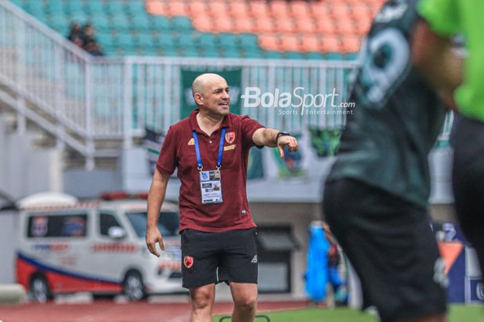 Pelatih PSM Makassar, Bernardo Tavares, sedang memberikan intruksi kepada para pemainnya saat bertanding dalam laga pekan ke-29 Liga 1 2022 di Stadion Pakansari, Bogor, Jawa Barat, Kamis (9/3/2023).