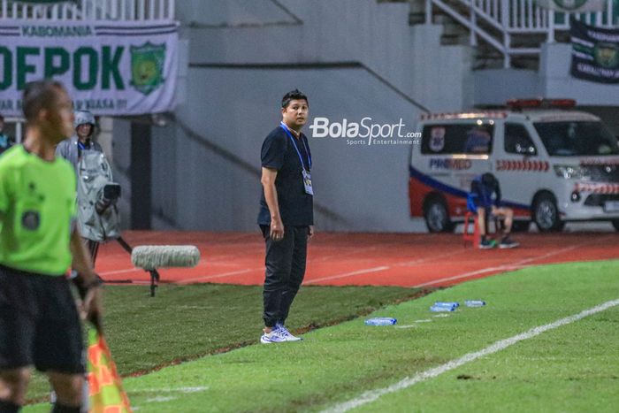 Pelatih Persikabo 1973, Aidil Sharin Bin Sahak, sedang memantau para pemainnya bertanding dalam laga pekan ke-29 Liga 1 2022 di Stadion Pakansari, Bogor, Jawa Barat, Kamis (9/3/2023).