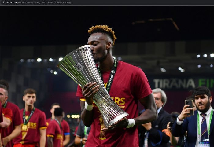 Tammy Abraham saat berhasil mengantarkan AS Roma menjuarai UEFA Europa Conference League musim 2021-2022.