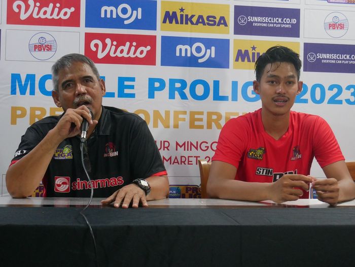 Pemain Jakarta STIN BIN, Cep Indra Agustin (kanan) dan asisten pelatih Agus Jumaedi (kiri) dalam konferensi pers usai pertandingan kontra Surabaya BIN Samator di GOR Sritex Arena, Solo, Jawa Tengah, Kamis (9/3/2023)
