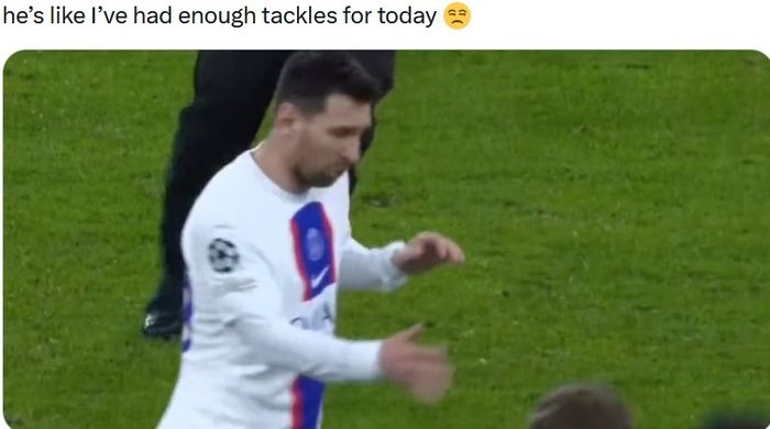 Lionel Messi saat diserang penyusup lapangan usai laga Bayern Muenchen vs PSG.