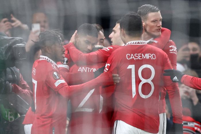 Para pemain Manchester United merayakan gol yang dicetak Marcus Rashford ke gawang Real Betis pada partai leg pertama babak 16 besar Liga Europa 2022-2023 di Old Trafford, Kamis (9/3/2023).