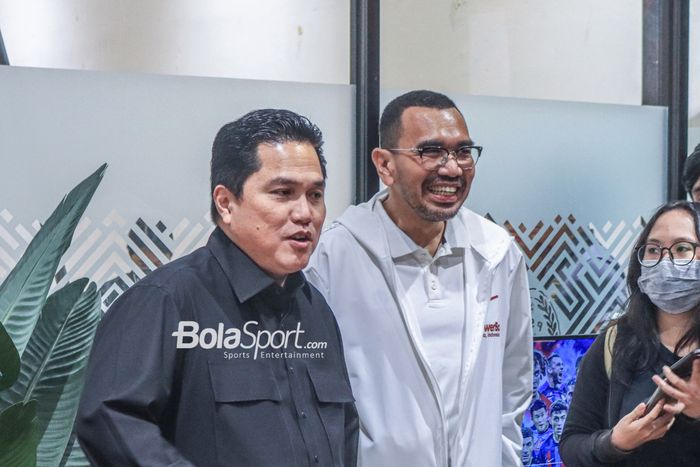 Ketua Umum PSSI, Erick Thohir (kiri) dan anggota Komite Eksekutif PSSI, Arya Mahendra Sinulingga (kanan), saat ditemui di GBK Arena, Senayan, Jakarta, Jumat (10/3/2023).