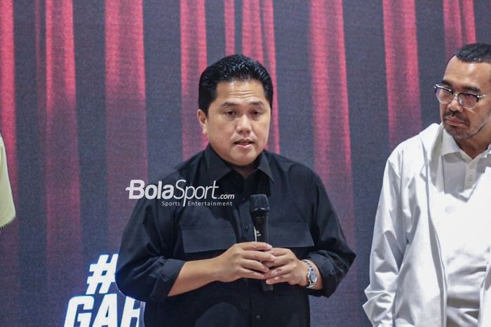 Ketua Umum PSSI, Erick Thohir, sedang memberikan keterangan kepada awak media di GBK Arena, Senayan, Jakarta, Jumat (10/3/2023).