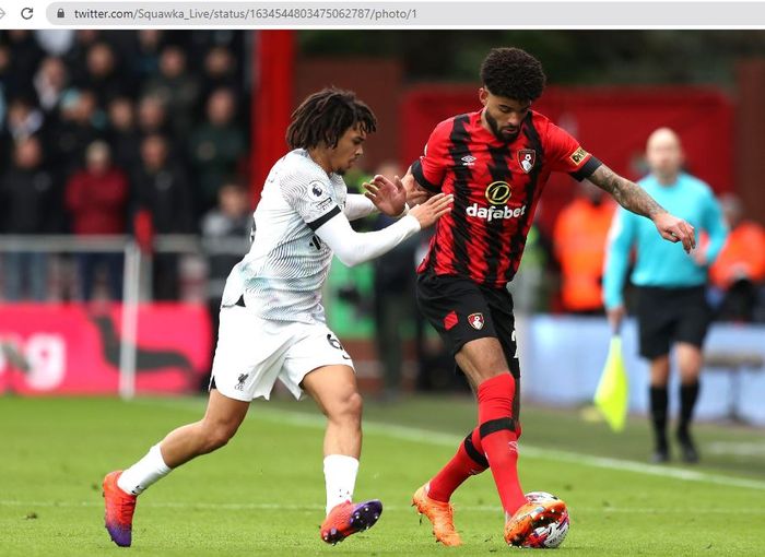 Bek kanan Liverpool, Trent Alexander-Arnold, berebut bola dengan gelandang Bournemouth, Philip Billing, dalam matchday 27 Liga Inggris 2022-2023 di Vitality Stadium, Sabtu (11/3/2023).