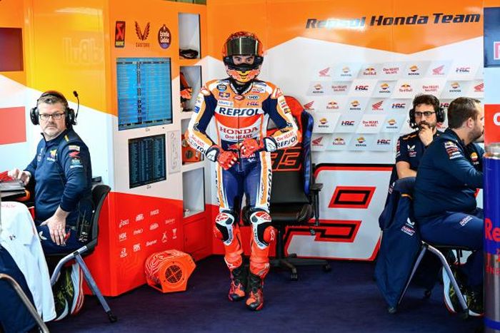 Pembalap Repsol Honda, Marc Marquez, saat bersiap menjalani tes pramusim MotoGP Portugal 2023, Sabtu (11/3/2023).