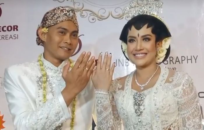Shinta Bachir dan Indra Kristianto usai akad nikah di Gedung Pewayangan Kautaman, Jakarta Timur, Minggu (12/3/2023).